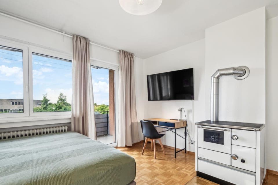 Bed, TV and multimedia, Photo of the whole room, Evening entertainment, oven