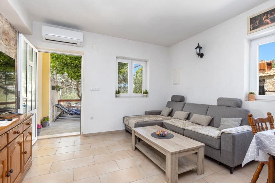 Patio, TV and multimedia, Living room, Seating area, Dining area, air conditioner