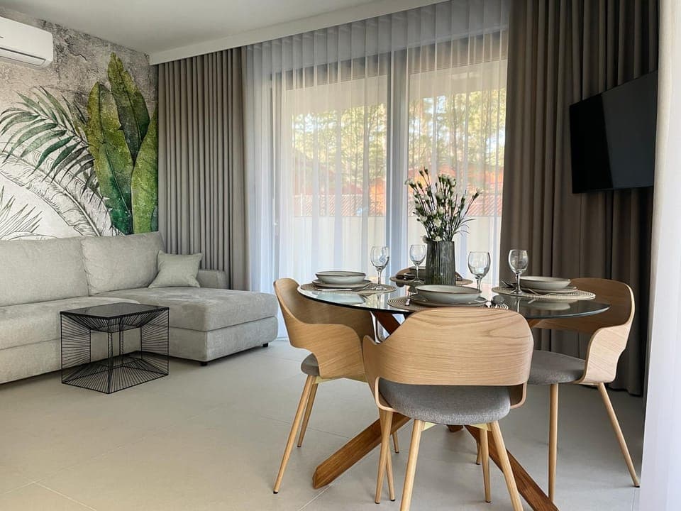 TV and multimedia, Living room, Seating area, Dining area