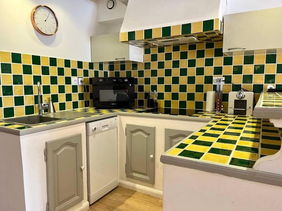 Kitchen or kitchenette, dishwasher, oven, stove