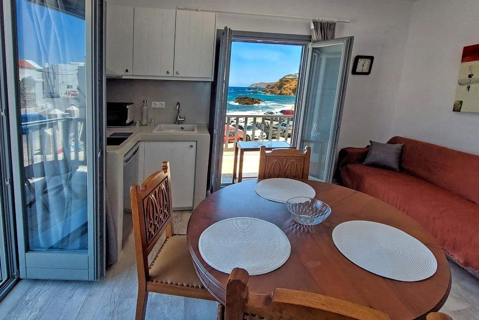 Kitchen or kitchenette, Living room, Seating area, Dining area