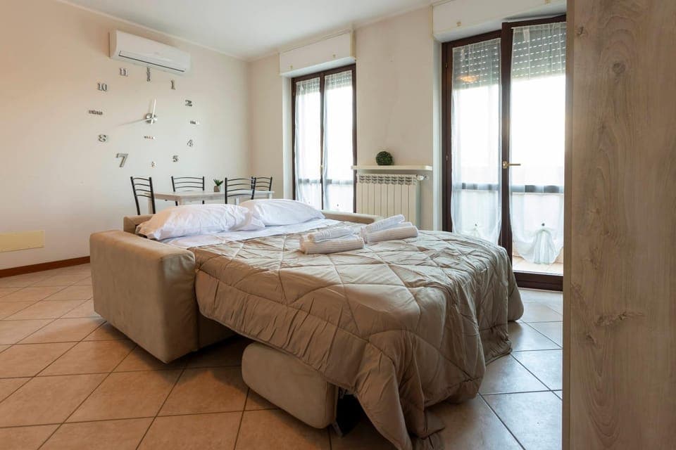 Bed, Photo of the whole room, Bedroom, internet, towels, air conditioner