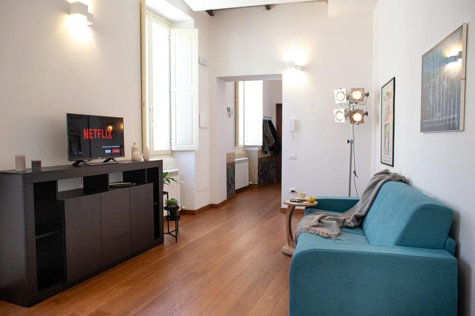 TV and multimedia, Living room, Seating area, Evening entertainment