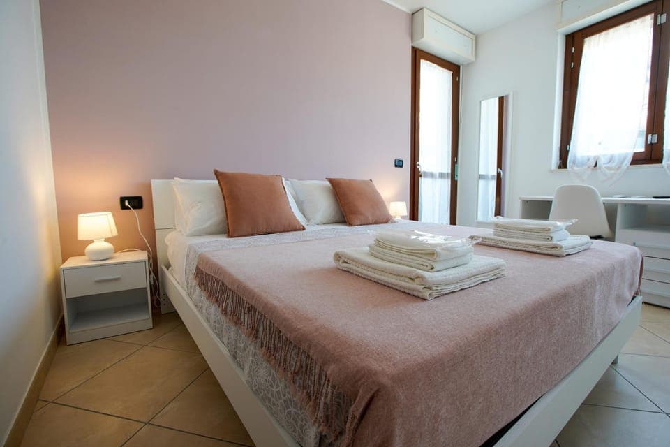 Bed, Photo of the whole room, Bedroom, towels