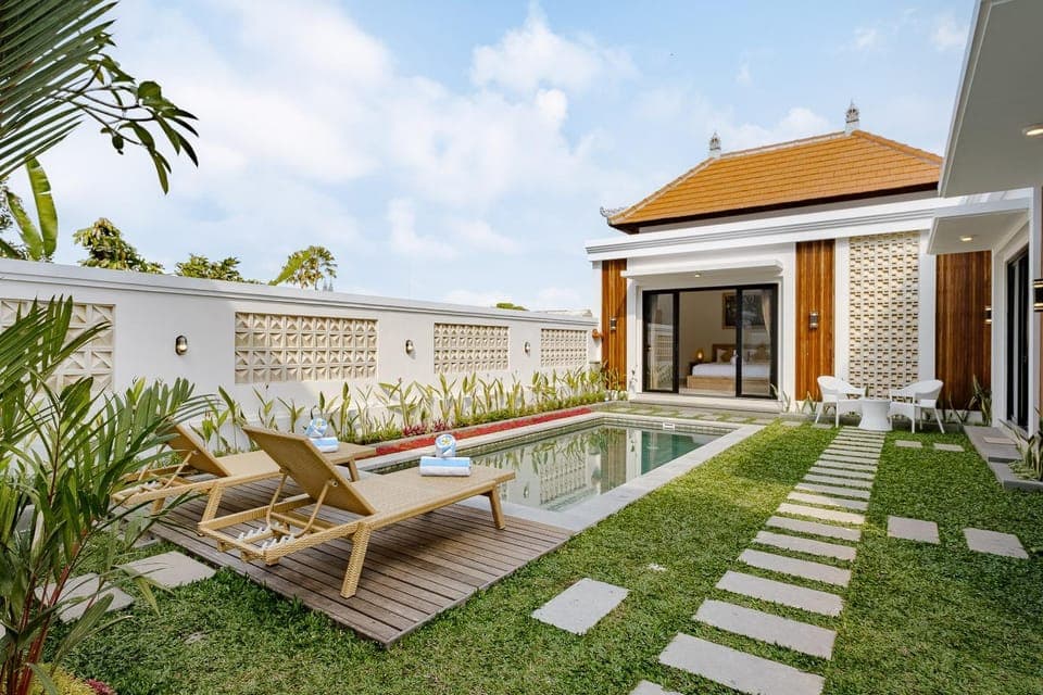 Property building, Patio, Spring, Day, Natural landscape, Garden, Garden view, Pool view, Swimming pool, sunbed