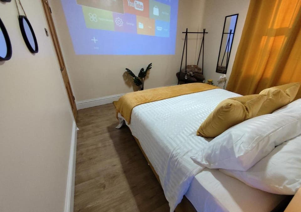 Bed, TV and multimedia, Photo of the whole room, Bedroom