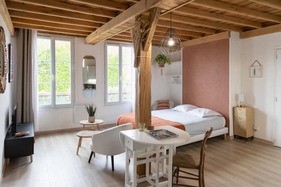 Bed, Photo of the whole room, Dining area, Bedroom