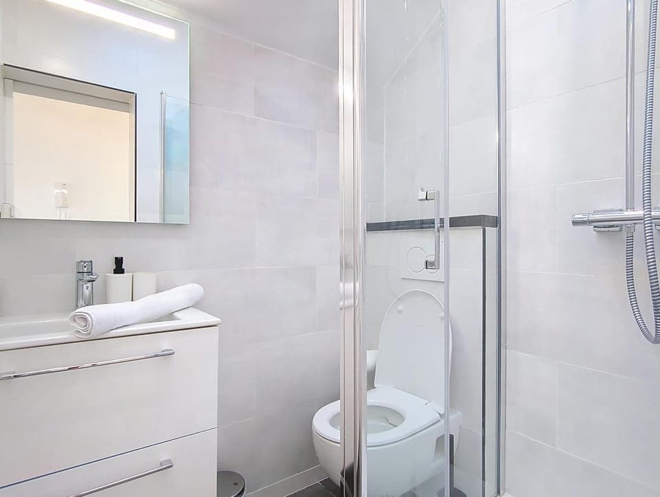 Shower, Toilet, Bathroom, towels