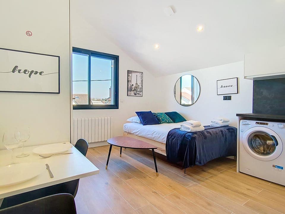 Communal lounge/ TV room, Bed, TV and multimedia