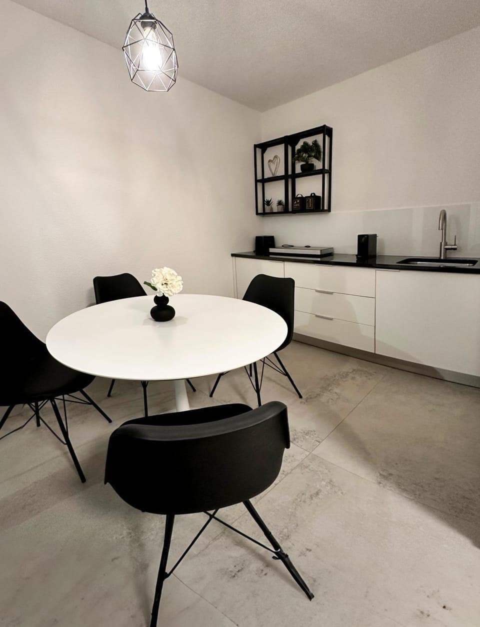 Kitchen or kitchenette, Dining area