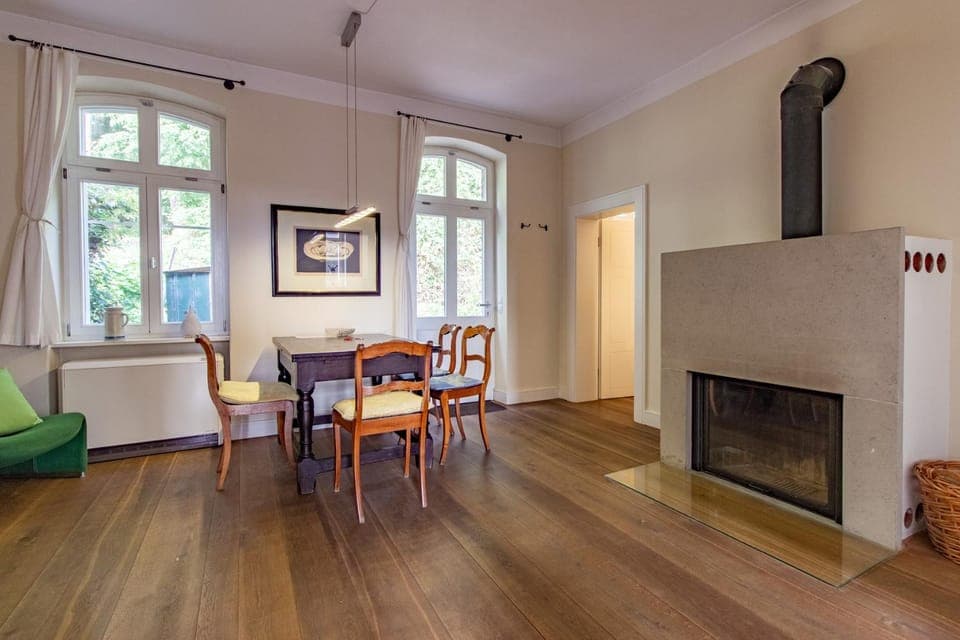 Seating area, Dining area