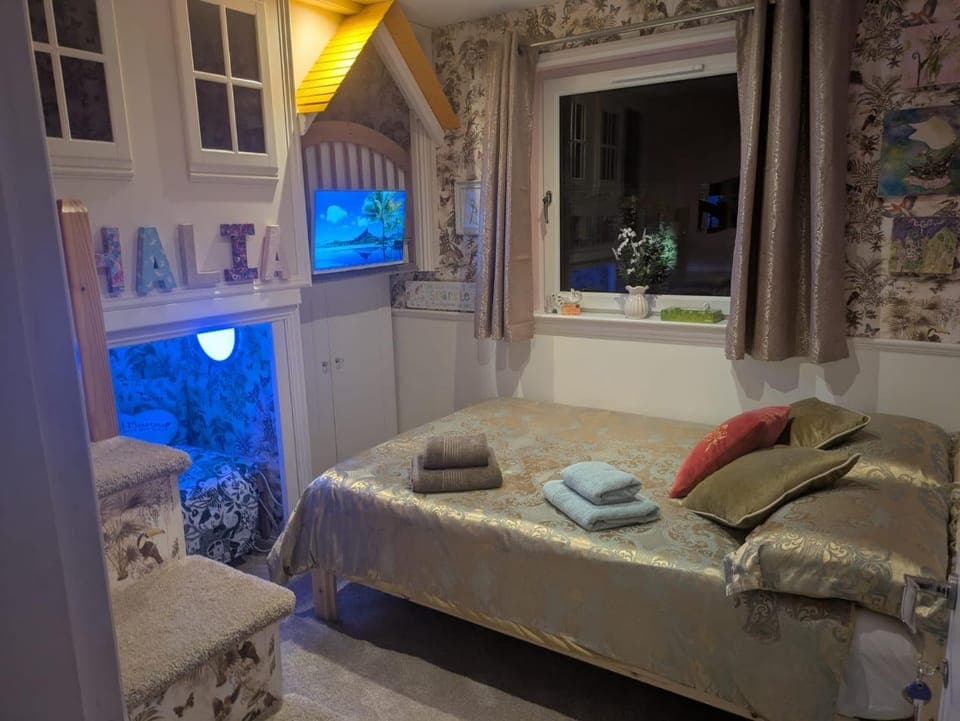 Bed, TV and multimedia, Photo of the whole room, Bedroom, towels