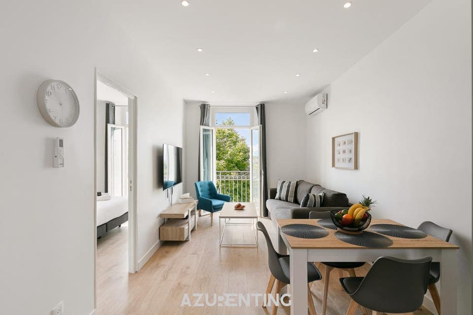 TV and multimedia, Seating area, Dining area, air conditioner