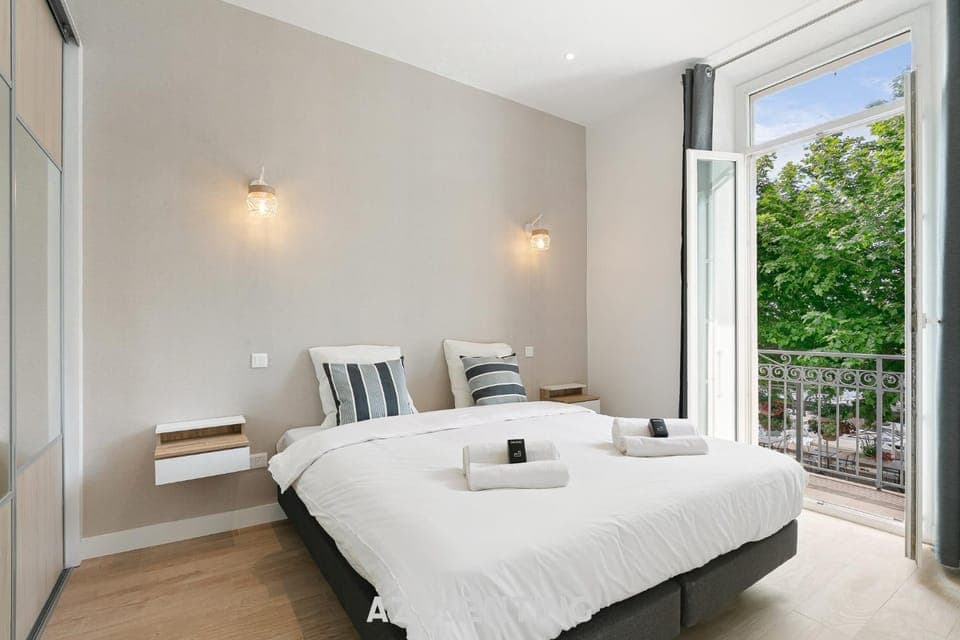 Bed, Balcony/Terrace, Photo of the whole room, Bedroom, City view, Sea view, towels