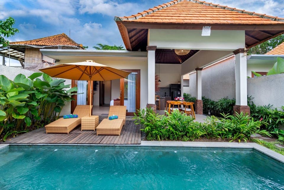 Property building, Garden, Garden view, Pool view, Swimming pool, sunbed