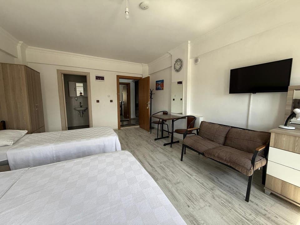 Bed, TV and multimedia, Seating area, Bedroom