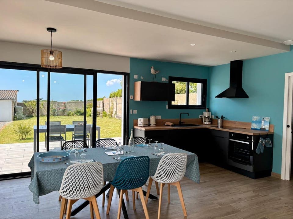 Property building, Kitchen or kitchenette, Living room