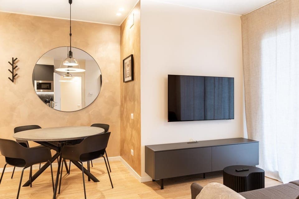 Communal lounge/ TV room, TV and multimedia, Seating area, Dining area