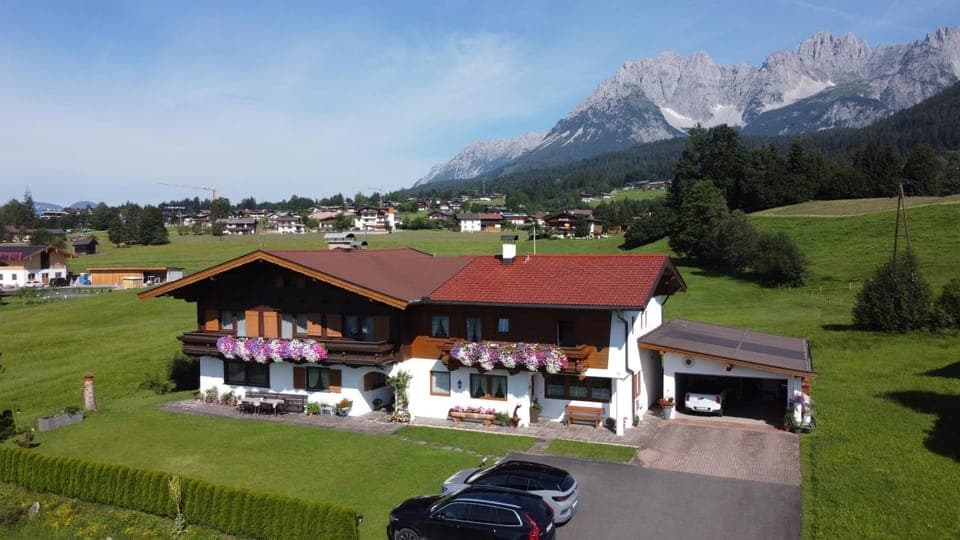 Property building, Neighbourhood, Natural landscape, Bird's eye view, Mountain view, Parking