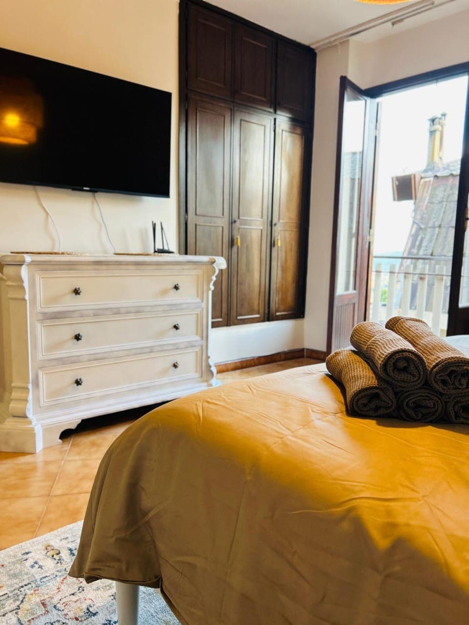 Bed, TV and multimedia, Bedroom, wardrobe