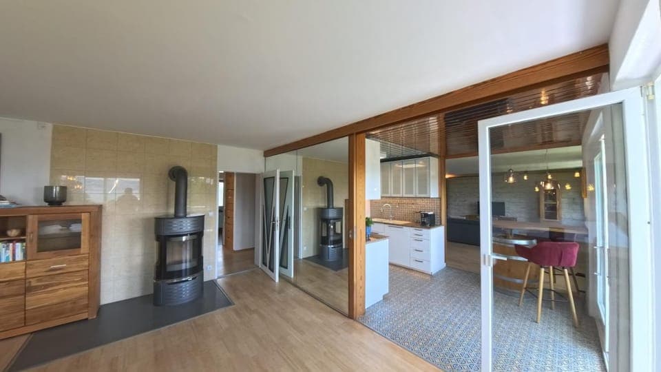 Kitchen or kitchenette, Dining area