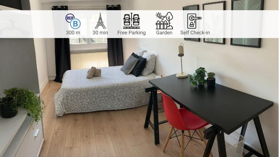 Bed, Photo of the whole room, Seating area, Bedroom