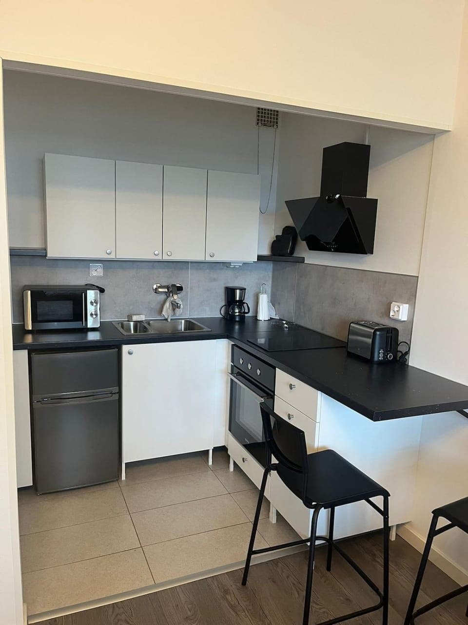 Coffee/tea facilities, Kitchen or kitchenette, Dining area, oven, stove, toaster