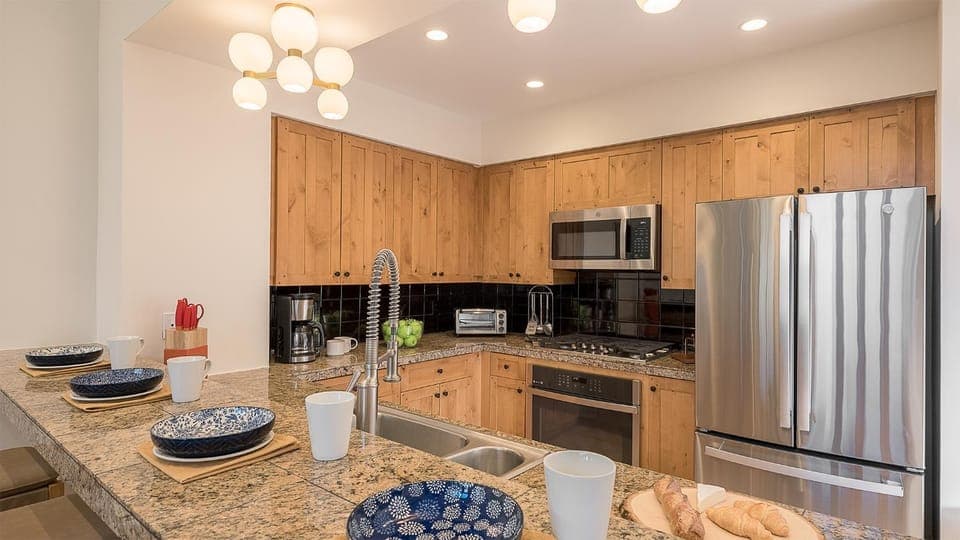 Coffee/tea facilities, microwave, oven, storage, kitchen