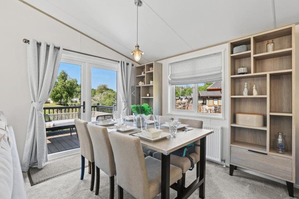 Seating area, Dining area