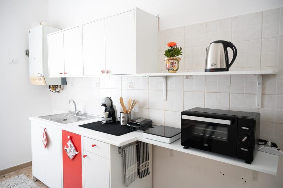 Coffee/tea facilities, Kitchen or kitchenette, oven, stove, toaster