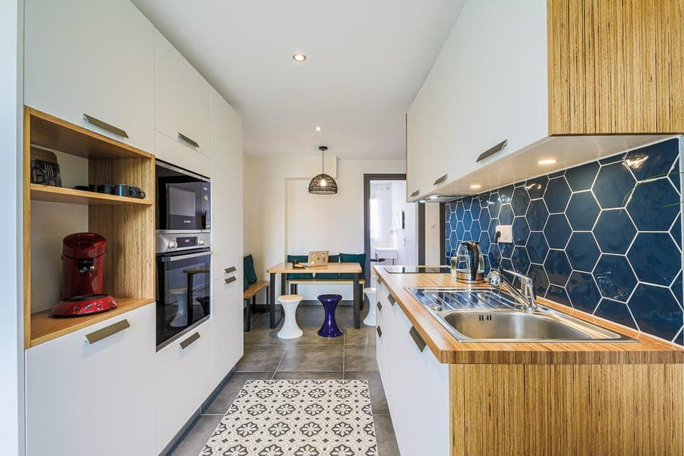 Coffee/tea facilities, Kitchen or kitchenette, Kitchen or kitchenette, Dining area, dishwasher, oven, stove, toaster