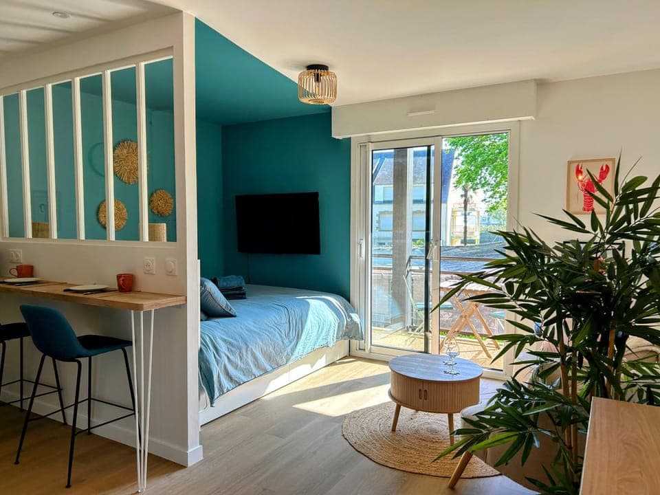 Bed, TV and multimedia, Photo of the whole room