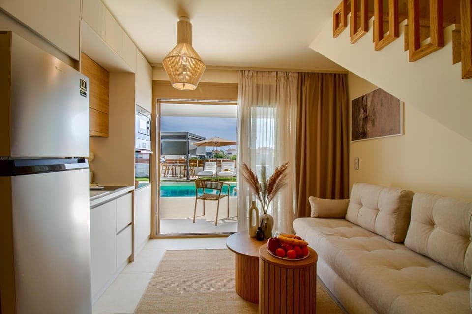 View (from property/room), Balcony/Terrace, Kitchen or kitchenette, Seating area, Dining area, Pool view, Swimming pool, oven