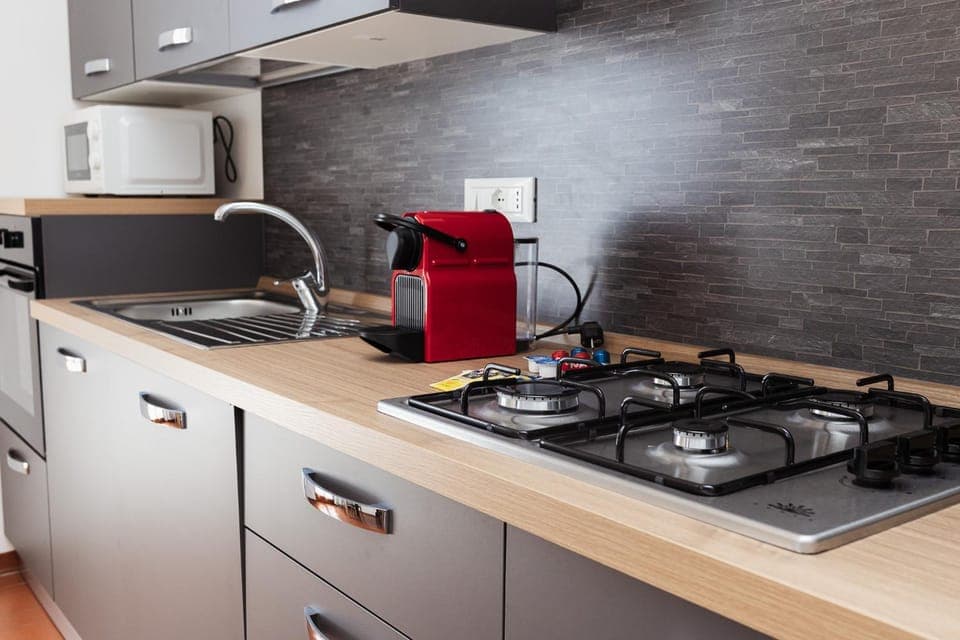 Coffee/tea facilities, Kitchen or kitchenette, stove