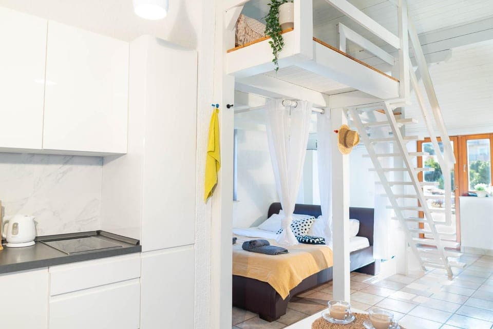 Bed, Kitchen or kitchenette, Photo of the whole room, Bedroom, towels