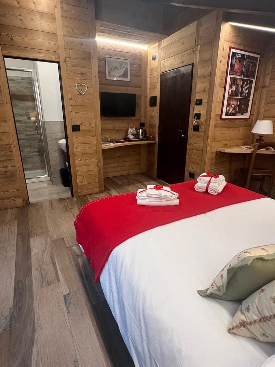 Bed, Bathroom, Photo of the whole room, Bedroom