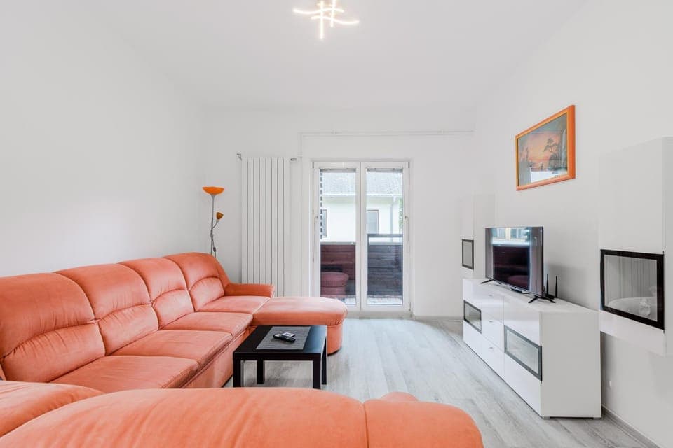 TV and multimedia, Living room, Seating area, Evening entertainment