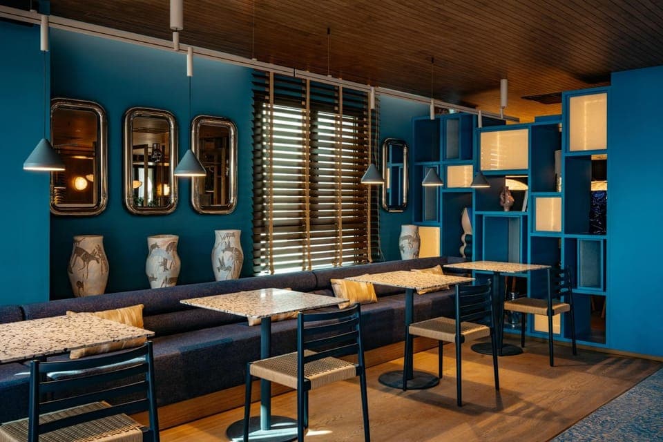 Property building, Restaurant/places to eat, Lounge or bar