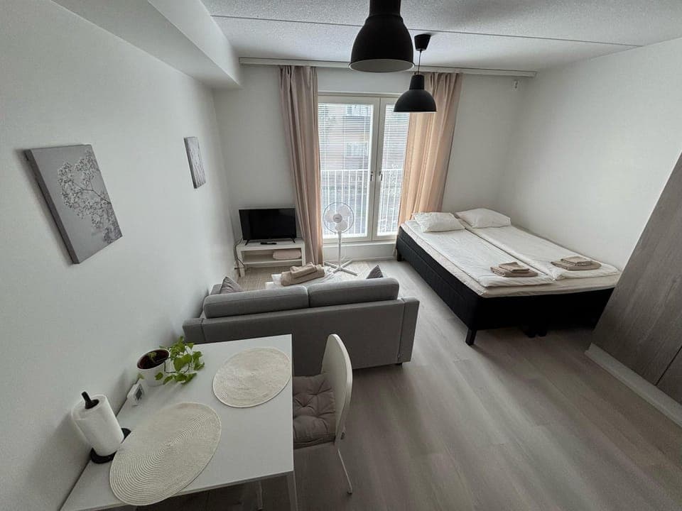 Bed, TV and multimedia, Living room, Photo of the whole room, Decorative detail, Seating area, storage, towels, wardrobe