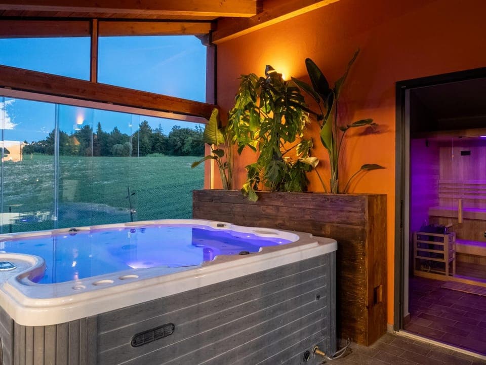 Natural landscape, Hot Tub, Sauna, Spa and wellness centre/facilities