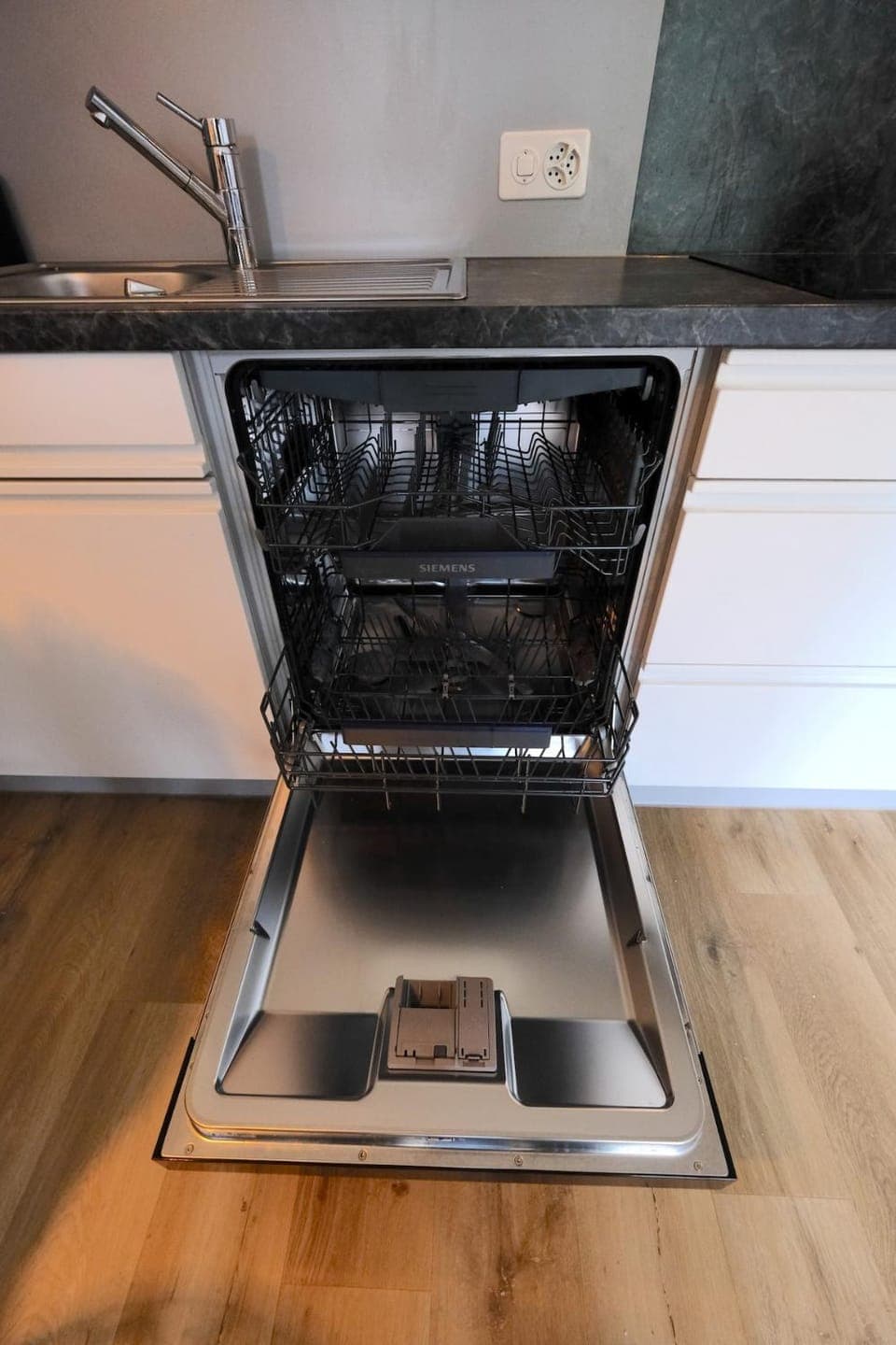 Kitchen or kitchenette, dishwasher