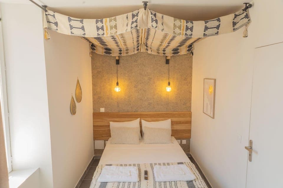 Bed, Photo of the whole room, Bedroom, towels