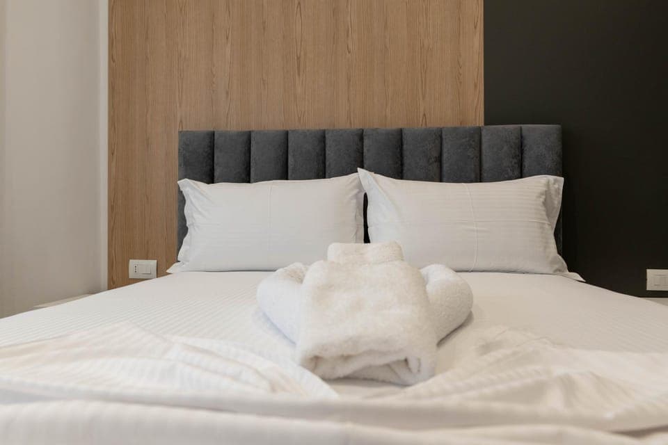 Bed, Photo of the whole room, Bedroom, towels