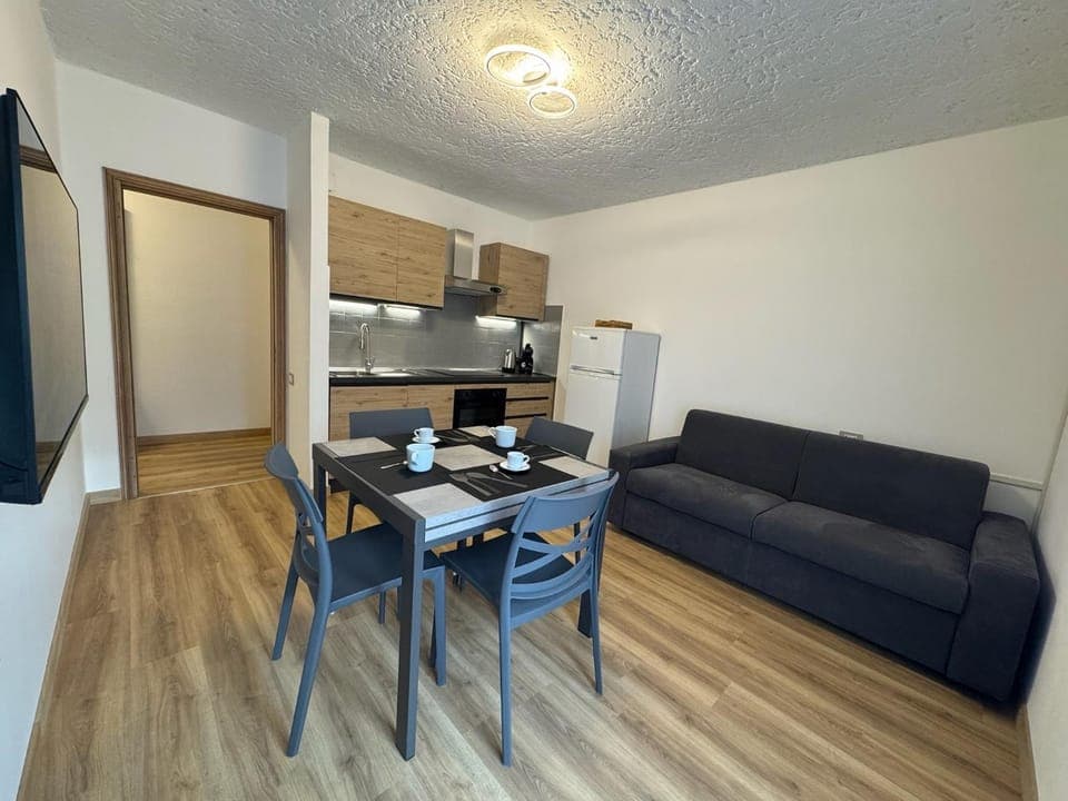 TV and multimedia, Kitchen or kitchenette, Living room, oven, stove