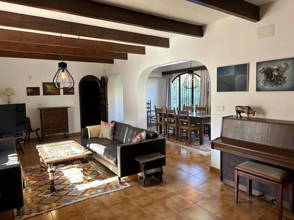 TV and multimedia, Living room, Seating area, Dining area