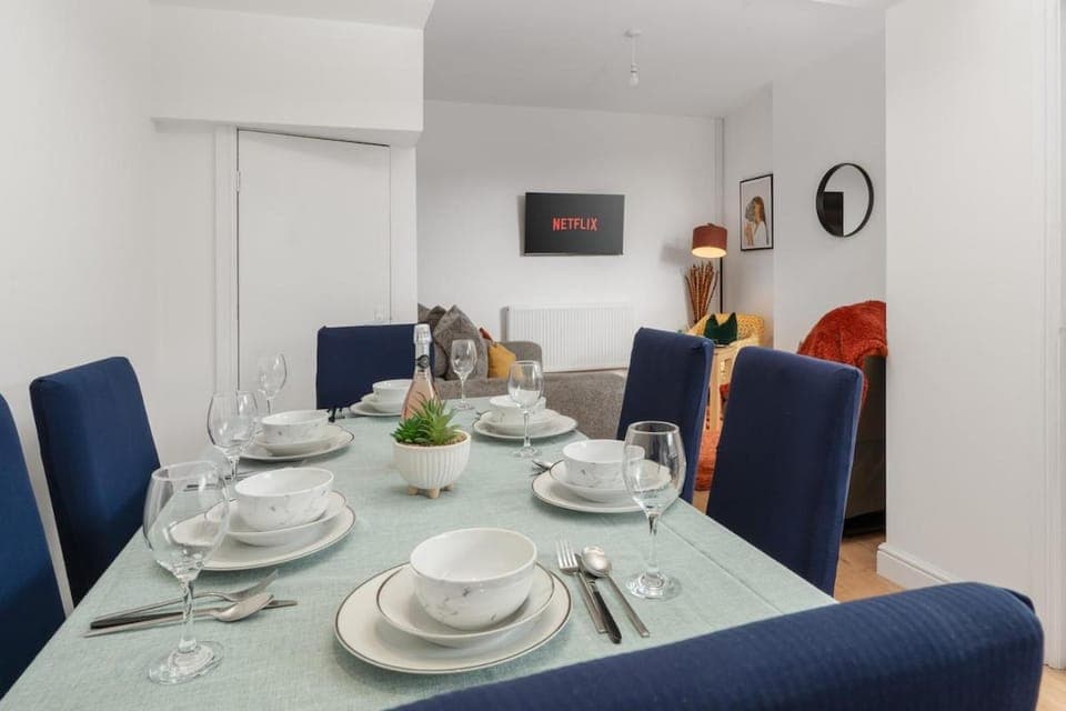 TV and multimedia, Living room, Seating area, Dining area