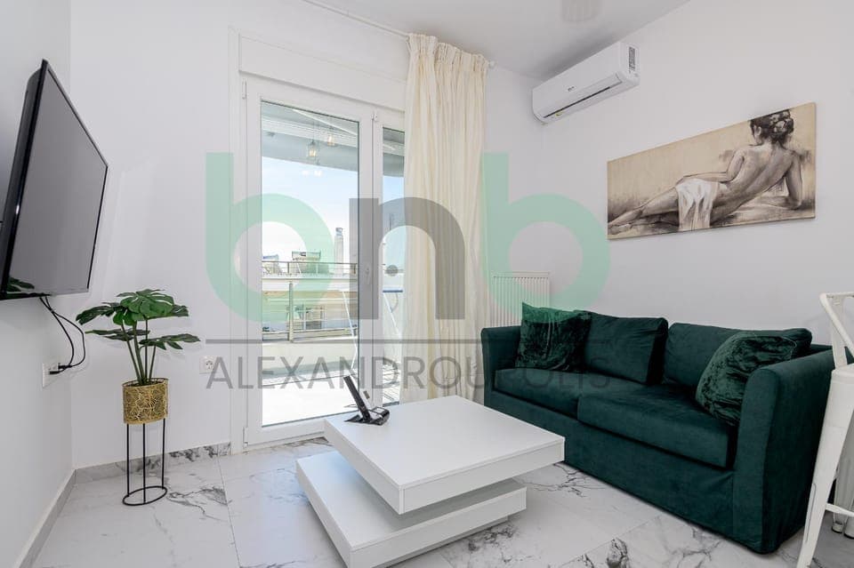 TV and multimedia, Living room, Photo of the whole room, Seating area, internet, air conditioner