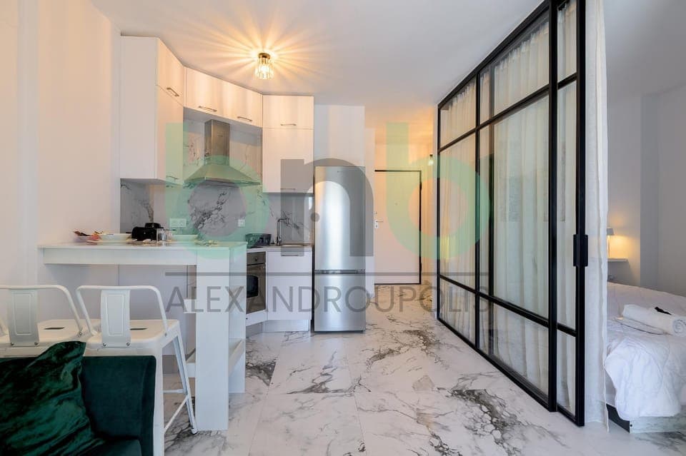 Bed, Living room, Photo of the whole room, Seating area, Bedroom, oven