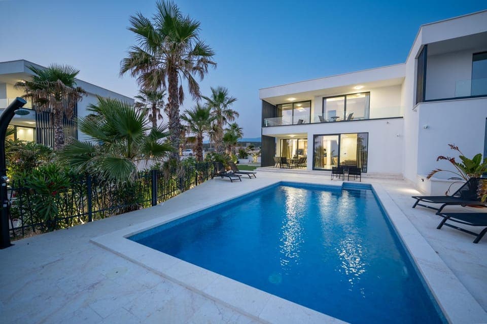 Property building, Pool view, Swimming pool, sunbed