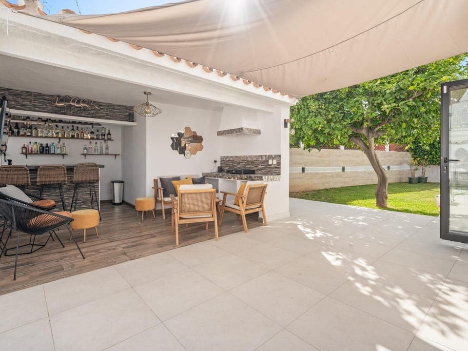 Patio, Balcony/Terrace, Food and drinks, Seating area, Drinks